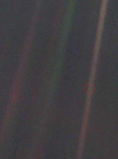 mecenassrenas - Zdjęcie Ziemi (w czerwonym kółku) wykonane z odległości 6 miliardów k...