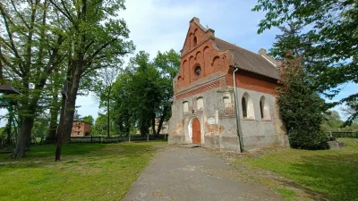 cultofluna - >, jest opuszczony dworek, folwark i (chyba) nieużywany kościół

@cultof...