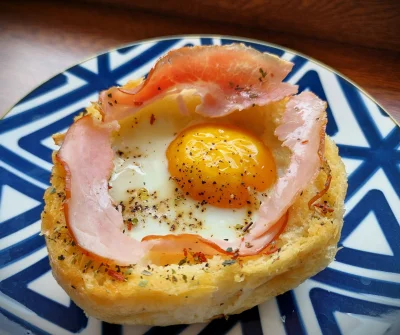 arinkao - Jajko zapiekane w bułce. Dość często je robię na śniadanie lub kolacje ( ͡°...