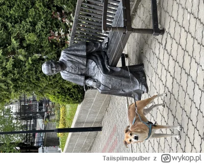 T.....r - W Kiszyniowie mają pomnik Papieża Polaka Wielkiego. Chciałem sobie usiąć i ...
