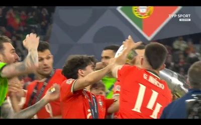 zaye93 - Vitinha prawie upuścił puchar xD Jednak szczęście go nie opuszcza, przecież ...