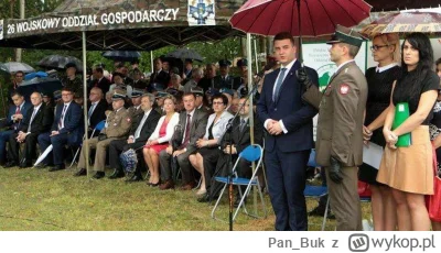 Pan_Buk - Oficerowie nie chcieli trzymać parasola nad wiceministrem? ;-)