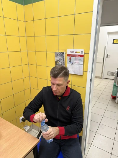 bastek66 - @jozef-dzierzynski: Gdzie to zesranie? Ja się śmieje że odrywa zakrętkę a ...