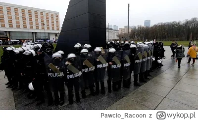 Pawcio_Racoon - Policjanci chyba nie chcą pilnować pomnika w kształcie schodów na pla...