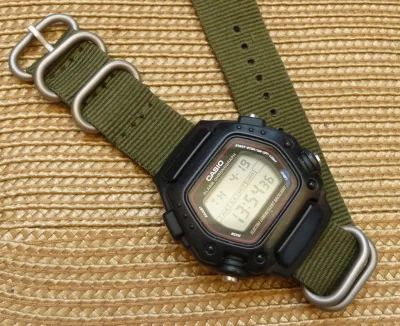 wredny_bombelek - @KilY: szerokość musisz zmierzyć sam, jak zegarek się podoba to kup...