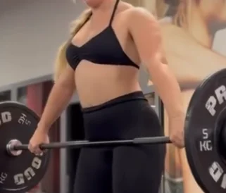 FedoraTyrone - To normalne że baba ćwiczy na siłowni w staniku? #pytanie #logikarozow...