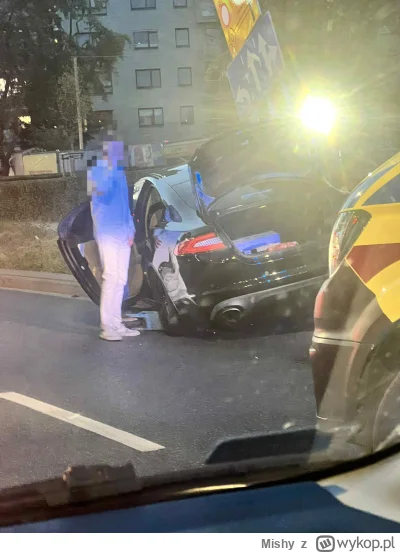 Mishy - Nie wiem kto w kogo wjechał, ale hulajnoga pod tylnym kołem słabo wróży dla h...