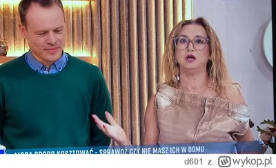d601 - Patrzcie jak się baba ubrała do telewizji. Spodnie sobie trochę za wysoko podc...