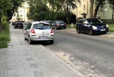 FOTEL - >Parkowanie na chodniku jest legalne jeżeli zostawia się co najmniej 1,5m wol...