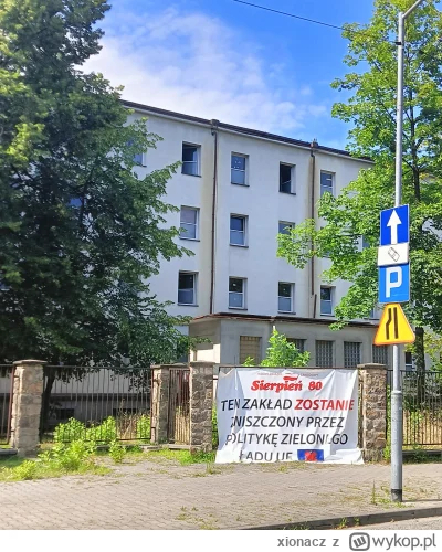 xionacz - Wisi takie coś przy głównej bramie KWK Wujek w #katowice 
Myślałem, ze to w...