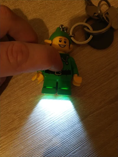 Itslilianka - Patrzcie jaki fajny brelok LEGO znalazłem na ulicy xD że światełkiem.