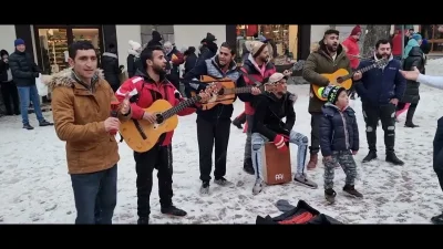 nedre - romowie na Krupowkach czekający na przylot Krafta 

#skoki