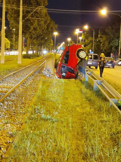 mhrok87 - #lodz #motoryzacja typ zrobić coś niemożliwego, wbił się pionowo w kanał rz...