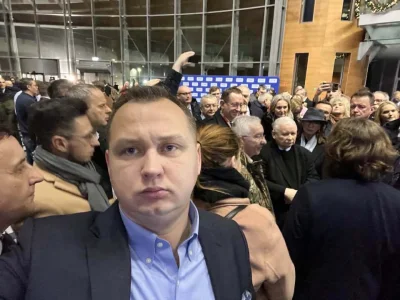 FajnyTypek - Kaczyński juz w srodku siedziby TVP
#sejm