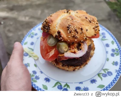 Zwierz33 - Ale się huop obżarł. Burgera se zrobił sam swojego huopskiego ¯\(ツ)/¯

#pr...