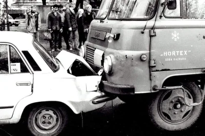 czykoniemnieslysza - Robur vs. Polski Fiat

#prl #samochody #wypadek