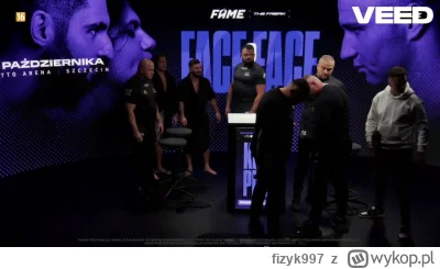 fizyk997 - @Krzysio_misio12: Mściwoj dostał na ucho, żeby poprawić mikrofon Denisa i ...