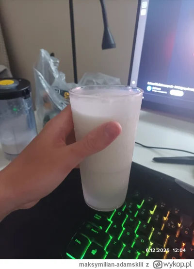 maksymilian-adamskiii - Shake bananowy se chłop zrobił, i to jeszcze na nowym blender...