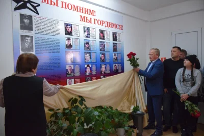 Kumpel19 - Rosja: W miejscowej szkole nr 2, w Dalnymgorsku, pojawiły się zdjęcia 20 m...