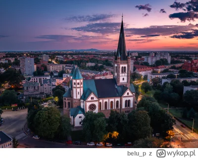 belu_p - Jeden z ładniejszych kościołów we Wrocławiu, na tle Ślęży, a dla spostrzegaw...