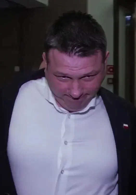 majFriend - @runnerrunner: przecież jemu tylko gazy się zbierają. Tutaj zdjęcie na se...