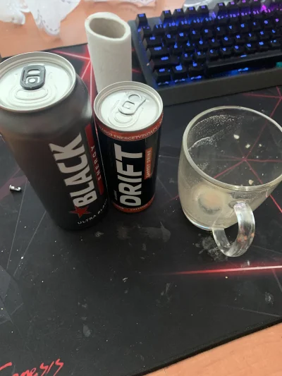 lvbie_placki - #przegryw muszę się napędziec z rana - kawka z 3 łyżeczek już strzelon...