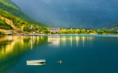 overhere - W Europie jest wiele malowniczych jezior otoczonych górami, urokliwymi mia...