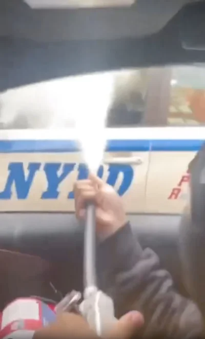 WarszawskiRozpylacz - #policja #nowyjork #usa #9gag
Unsuspecting NYPD officer caught ...