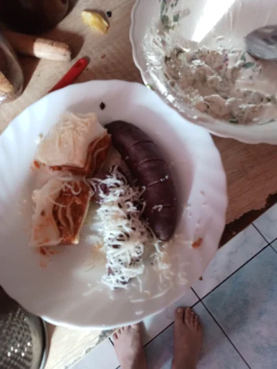 K.....e - Chłopskie jadło: 2x kaszanka pęto, 2x lasagne kostki, posypka serowa i sała...