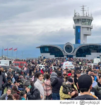 Kumpel19 - Właśnie w tym momencie, tysiące ludzi zgromadziło się na lotnisku Stepanak...