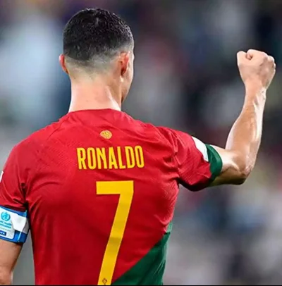 thority - 213 meczów, 132 gole…
Nieważne, czy się go lubi, kosmita.
Drugiego takiego ...