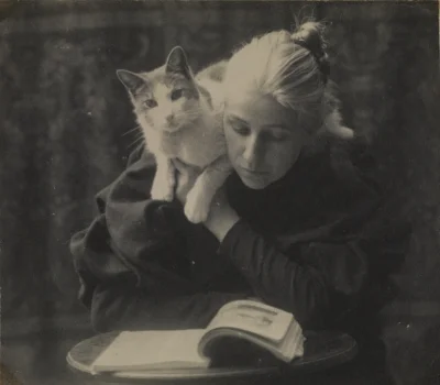GARN - #starezdjecia #fotografia Amelia Van Buren with a cat. (c.1891) Photo by Thoma...
