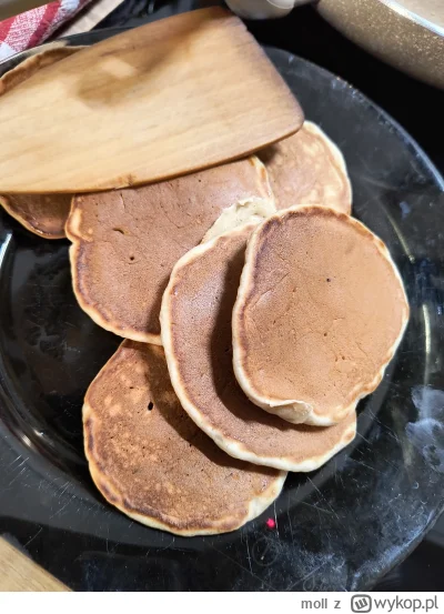 moll - Kolacjaaaaaa!

Placuszki bananowe, można brać po dwa.
Dodałam mało cukru, więc...