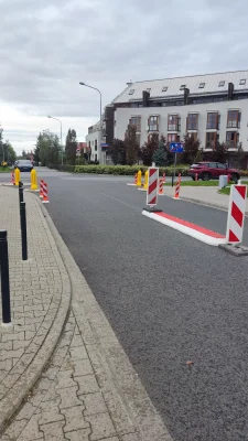 Ogau - Potężne zabezpieczenia w strefie zamieszkania na drodze, która za 100 metrów s...