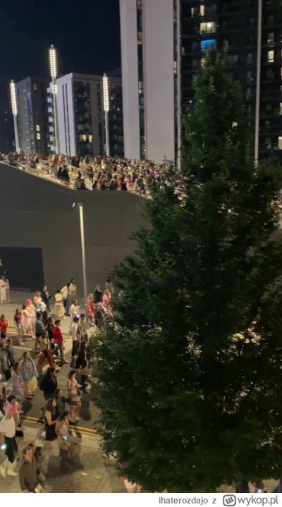 ihaterozdajo - @awres: przeciez w czerwcu byly juz jej 3 koncerty na Wembley, zaskocz...