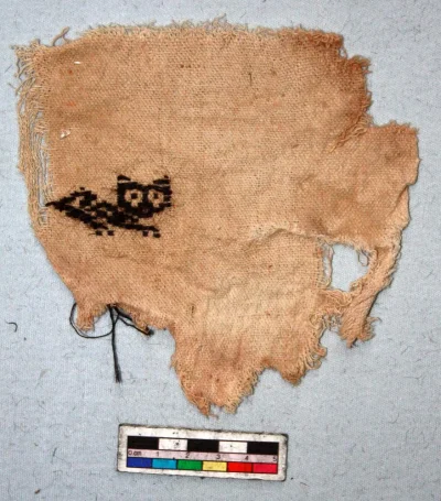 Deykun - Peru, 900-1430
Fragment tekstylny, postać kota.

https://www.britishmuseum.o...