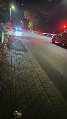 kamykus - #pkp #kolej 
Wytłumaczy mi ktoś dla czego ci debile zamykają przejazd na 10...