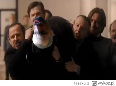 tasaku - Na drzwiach ponieśli go Kasztanową,
Naprzeciw glovo, naprzeciw madkom,
Myśmy...