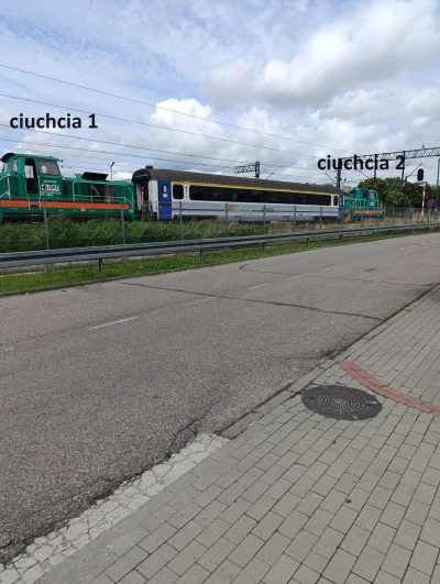 aa-aa - jest pocionk i dwie ciuchcie, jedna ciuchcia z jednej strony druga z drugiej,...