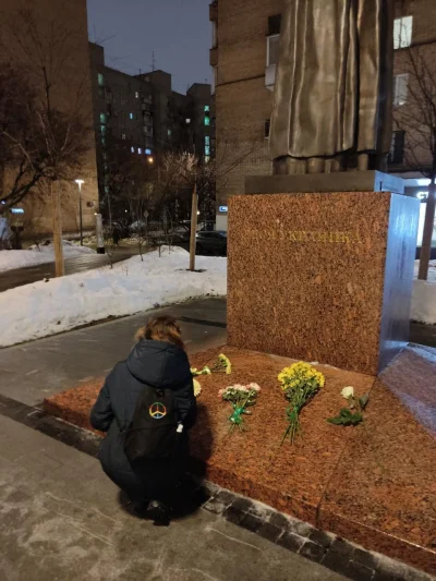 Kumpel19 - Część mieszkańców Moskwy poraz kolejny, w tym momencie, składają kwiaty po...