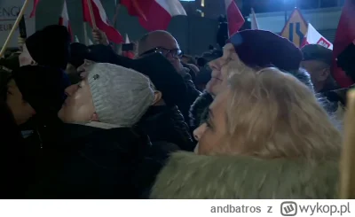 andbatros - Dla tych którym mało dymów zapraszam do oglądania protestu pod TVP
#sejm
