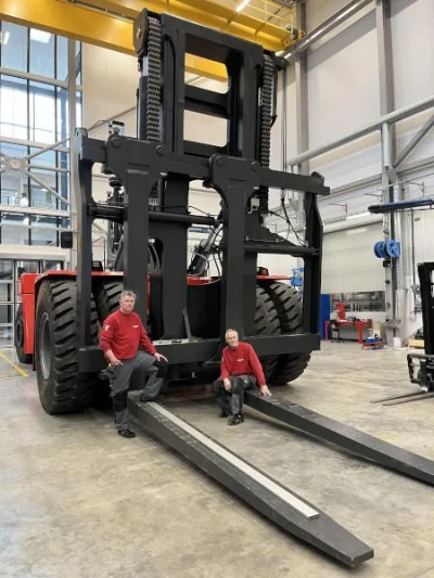 cheeseandonion - Monstrualna maszyna o udźwigu 85 ton jest obecnie montowana w Ljungb...
