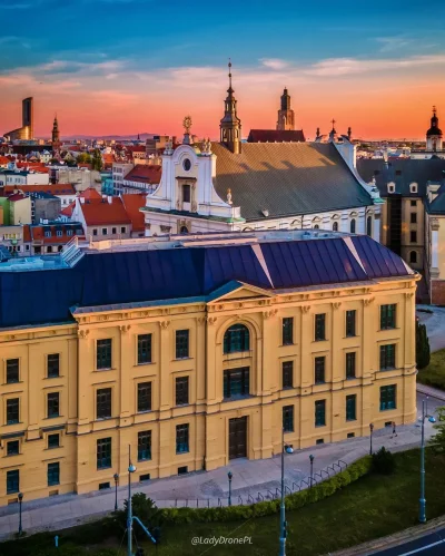 mroz3 - #dziendobry Chłodno, przelotny deszcz.

WIATR............ południowo południo...