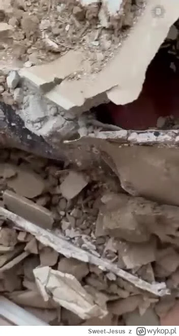 Sweet-Jesus - Policja opublikowała nagranie z akcji ratowania ludzi spod gruzów budyn...