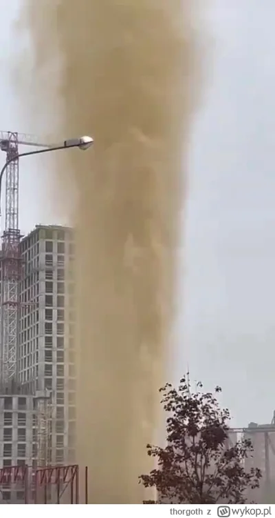 thorgoth - W Moskwie pękła magistrala kanalizacyjna.
Szambo-gejzer ma blisko 50m wyso...