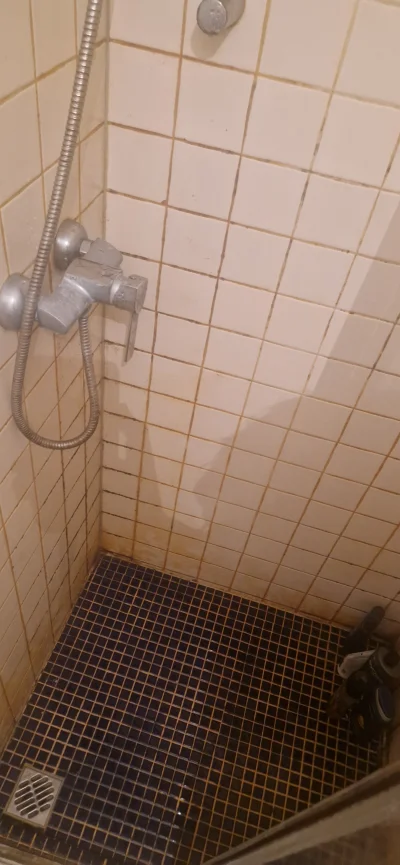 Janusz-Koriwniak - Oto mój prysznic. 
Moją misją jest pokazanie co się dzieje na stan...