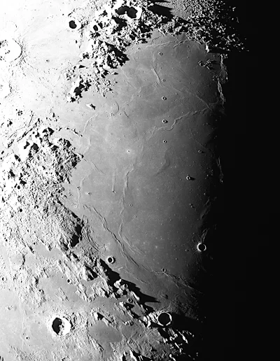 namrab - Zdjęcie Morza Spokoju (Mare Serenitatis) na Księżycu, celowo lekko przeświet...