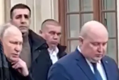 Rochlon - Tutaj poprawia maskę, uwiera go taki głupi ryj z nosem jak pawian ( ͡° ͜ʖ ͡...