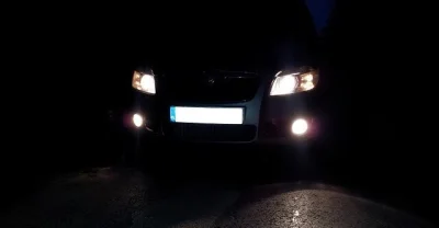 Larsberg - Co sądzicie o jeździe na właczonych halogenach przeciwmgielnych po zmroku?...