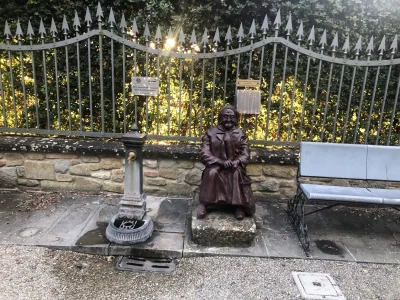 ChlopoRobotnik2137 - @seniorwykopek woda jest co chwile za darmo w takich o to kranac...